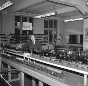 Modelleisenbahnmuseum. Blick in einen Ausstellungsraum mit Vitrinen. Im Vordergrund Modelle von Dampflokomotiven und Eisenbahnwagen