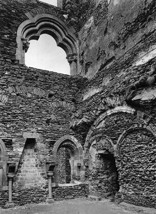 Vianden. Hofburg (1190-1240). Kleiner Palas (um 1200). Teilansicht des Waffensaals