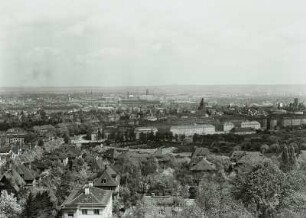 Dresden-Plauen. Blick vom Fichteturm in J.-G.-Fichte-Park nach Nordosten