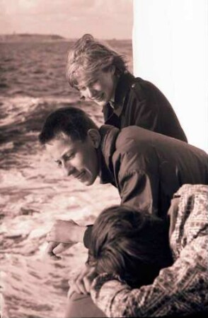 Helgoland: Junge Leute an der Reling, Hintergrund Helgoland