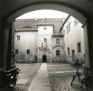Finsterwalde. Schloß (1531/1597). Hinterschloß (wohl M. Piger). Hofansicht aus der Durchfahrt des Torturmes gegen Südflügel (mit Scrafitto von W. Z., 1939)