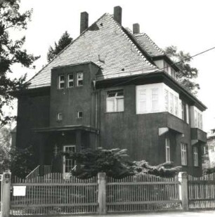 Dresden-Cossebaude, Bismarckplatz 5. Villa mit Einfriedung (um 1925). Straßenansicht von Nordosten
