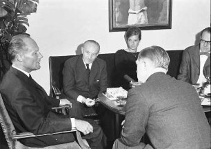 Freiburg: Besuch des britischen Botschafters Sir Roberts; Oberbürgermeister Keidel und Botschafter Sir Roberts an Tischrunde