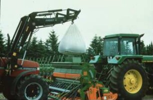 Fotografie: Drillkombination, Kreiselegge, Kastendrillmaschine, Befüllung, Big Bag, Frontlader