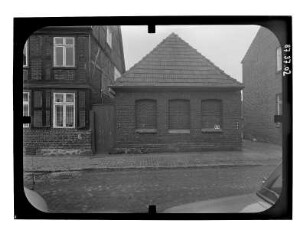 Lübz, Schulstraße 2. Wohnhaus mit Durchfahrt. Nebengebäude. Straßenfront