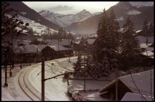 Gstaad: Bahnstrecke mit Gstaad, Hintergrund Saanetal