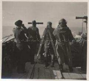 Wehrmachtssoldaten, Marineartillerie, Leitstand einer leichten Küstenbatterie mit Entfernungsmessern, Befehlsübermittlern und Feuerleitanlagen an der Kanalküste