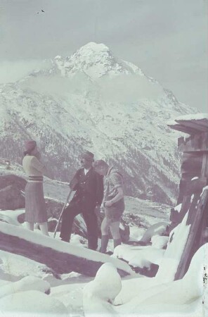 Mittenwald. Wanderer vor einer Hütte in den Alpen