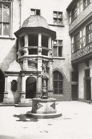 Frankfurt am Main, Römer : Frankfurt (Main). Römer. Römerhöfchen, Innnhof mit Herkulesbrunnen und Alt-Limpurger-Stiege