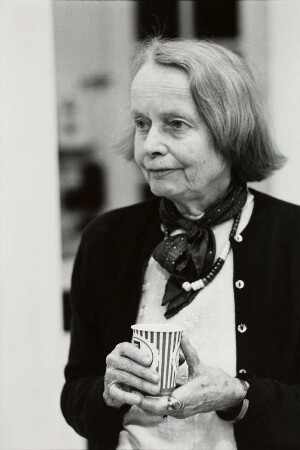Die Galeristin und Künstlerin Betty Parsons bei der Eröffnung der Saul Steinberg-Ausstellung in ihrer Galerie