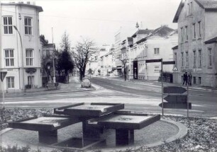 Springbrunnen vor der Kreissparkasse. Detmold. Paulinenstraße Ecke Bielefelder Straße