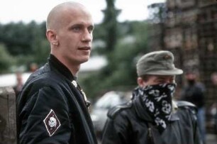FAP-Treffen beim Rechtsextremisten Thorsten Heise in Northeim, am 04.06.94. hier: Neonazis, teilweise vermummt, mit SS-Totenkopf
