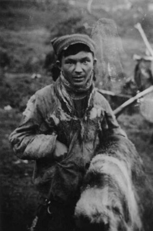 Karesuando ?. Lappe mit Rentierfell. Schwedisch-Lappland an der schwedisch-finnischen Grenze