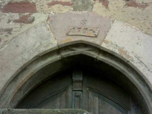 Stadtbild - Ehemalige Huttensche Kemenate - Pfarrhaus - Portal mit Schlußstein Jahr 1554 und Steinmetzzeichen