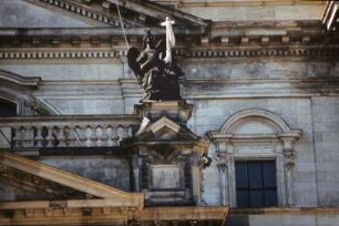 DDR. Berlin-Mitte. Dom (1894-1905; J. Raschdorff). Fassadendetail mit allegorischer Sitzfigur (vielleicht der Glaube)