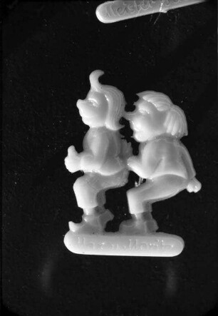 Straßensammlung des Caritas-Verbands mit Wilhelm-Busch-Figuren für die Spendenden.