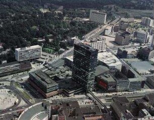 Luftaufnahme, Blick von Süd-Westen auf das Europacenter am Breitscheidplatz. Berlin-Charlottenburg, Tauentzienstraße, Budapester Straße