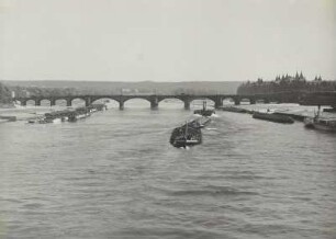 Dresden, Blick von der Carolabrücke auf die Albertbrücke mit Flusschwimmbad und Frachtkähnen und Dampfschiffen