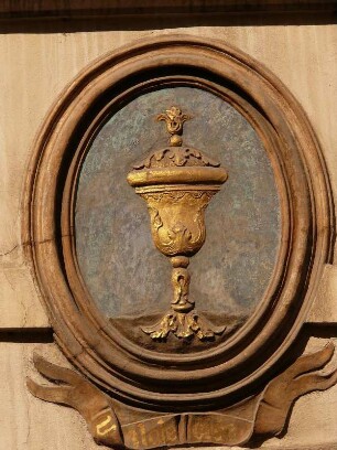 Kelch für einen Goldschmied, Hauszeichen in der Neruda-Gasse, Kleinseite