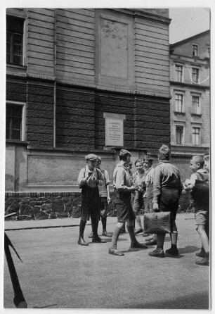 Eine Gruppe Jungen nach Schulschluss auf der Straße