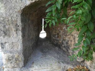 Stadtbefestigung-Ansicht im Süden-Vortor des Bürgelestors (Unterstadt)-erhaltene Westliche Seitenmauer mit Schießkammer und Schlüsselloch-Schießscharte