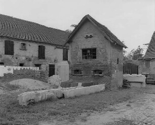 Elsnig Kr.Torgau. Dreiseithof, Dorfstr.21, 2.H.19.Jh. 1925(Wohnhaus). Blick zum Taubenhaus u.Stallgebäude