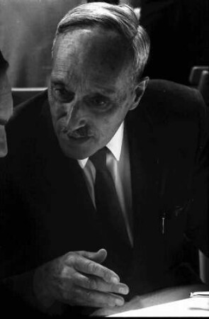 12. Tagung 1962 Physik; Bayrisches Frühstück: James Franck legt seinem Nachbarn etwas dar