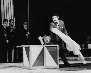 Gastspiel des Sowjetischen Staatszirkus. Zwei Clowns während des Auftritts