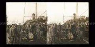 Mannschaft an Deck eines U-Boots, Hafen Kiel