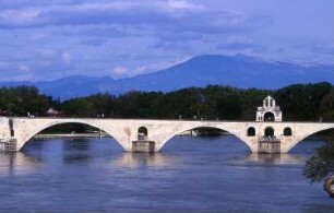 Avignon - Historische Brücke mit Bergmassiv : Totalansicht der historischen Brücke mit den Bergen. Aufgenommen 2001 in Avignon