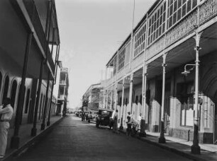 Straßenszene : Blick entlang einer Hauptstraße