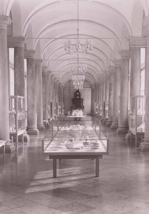 Zwinger, Innenaufnahme, Langgalerie mit Neuaufstellung der Porzellansammlung (Eröffnung am 23. 9. 1962)
