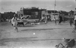 Straßenszene : Straßenszene vermutlich in Kano. Im Hintergrund Lehmbauten.