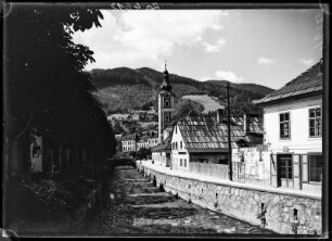 Österreich, Mürzzuschlag. Partie am Fröschnitzbach mit Stadtpfarrkirche