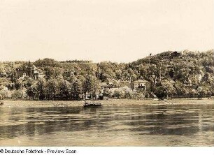 Wachwitz (Dresden-Wachwitz). Stadtteilansicht mit Villa "Wollner" (um 1912) und Anlegestelle "Wachwitz" am Dampfschiff-Restaurant. Blick vom linken (Tolkewitzer) Ufer über die Elbe nach Nordost