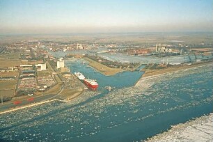 Ems und Hafen Emden