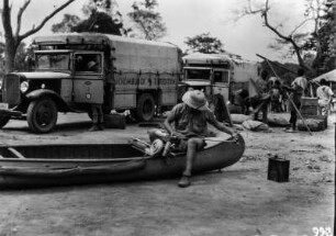 Nordrhodesien (heute: Sambia), Nsombo. Opellastwagen der Expedition, Boote und Expeditionsmitglieder am Bangweulusee, 22. Oktober 1931