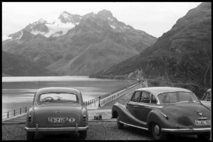 Silvrettasee: Staumauer, Vordergrund zwei Autos