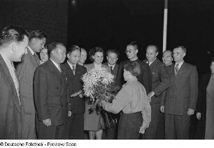 Überreichen von Blumen an ein Mitglied der chinesischen Delegation