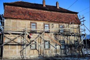 Pfarrhaus mit Mansarddach, eingerüstet