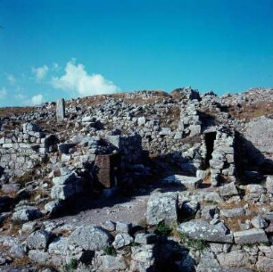Santorin. Alt-Thera, Stützmauern von Hanghäusern in der hellenistischen Wohnstadt oberhalb der Stoa