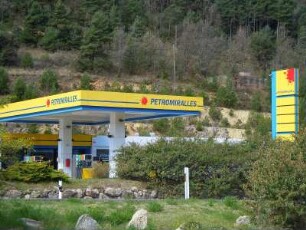 Pyrenäen - Petromiralles Tankstelle : Tankstelle Petromiralles an einer Landstraße. Aufgenommen in den spanischen Pyrenäen bei Berga am 17. April 2012