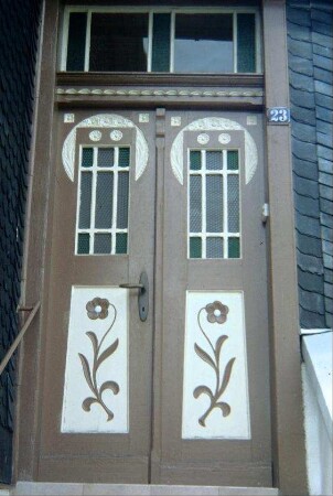 Detail voriges Bild: zweiflügellige Haustür mit Schniterei, Ornamenten, Bemalung