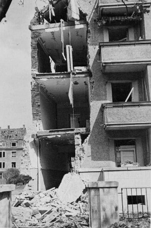 Zerstörungen Zweiter Weltkrieg - Luftangriff auf Karlsruhe am 02./03.09.1942. LS-Revier VI. Kaiserallee (?)