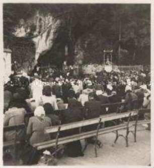 Lourdes, Grotte von Massabielle, Menschenmenge