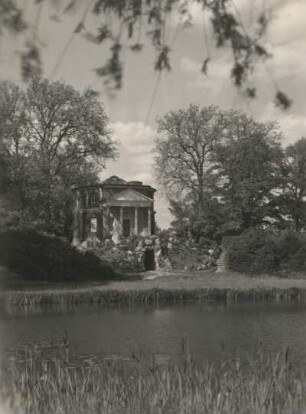 Wörlitz. Park. "Der Stein"