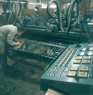 Fürth. Flabeg GmbH. Glasbearbeitung. Einstellen der Rillenschleifmaschine