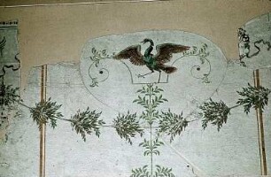 Tapete mit exotischen Vögeln und geflügelten weiblichen Figuren