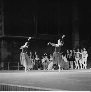 Schwanensee in Meißen 1955 : Ballett "Schwanensee" von Peter Tschaikowski im Burghof der Albrechtsburg Meißen. Mit Ballett und Orchester der Sächsischen Staatsoper Dresden