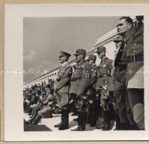 Hitler und Parteigenosse Hial beobachten den Aufmarsch des Reichsarbeitsdienstes auf dem Reichsparteitag in Nürnberg